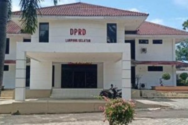 Anggota Dewan Terjerat Kasus Ijazah Palsu, DPRD Lampung Selatan Belum Terima Usulan PAW Artikel ini telah tayang di TribunLampung.co.id dengan judul Anggota Dewan Terjerat Kasus Ijazah Palsu, DPRD Lampung Selatan Belum Terima Usulan PAW