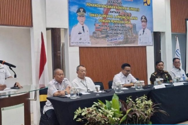 Pemkab Lampung Selatan Teken Kontrak Konstruksi 2025: Sekda Supriyanto Ingatkan Integritas dan Mutu Pekerjaan
