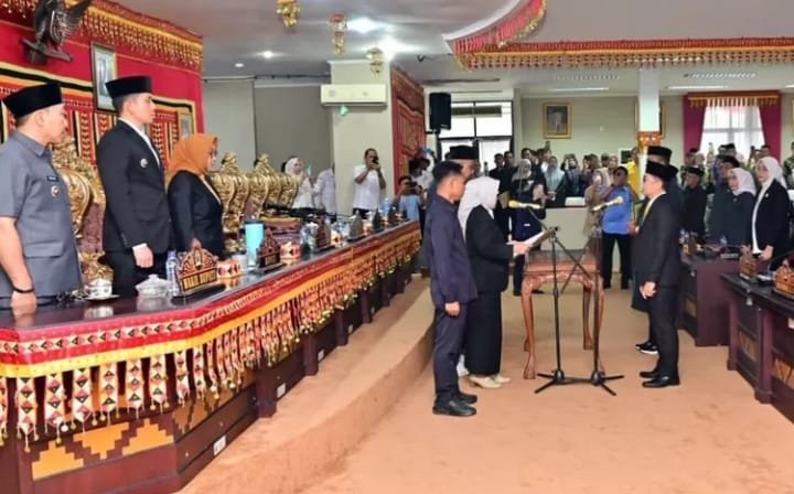 Pelantikan PAW, Ketua DPRD Lampung Selatan Lantik Al Akhran Pengganti Almarhum Made Sukintre