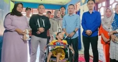 Wakili Bupati dan Anggota DPRD Lamsel Bantu Kursi Roda untuk Dua Balita Berkebutuhan Khusus
