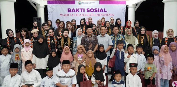 Tebar Keberkahan, Wanita Filantropi Indonesia Santuni Ratusan Anak Yatim di Lampung Selatan