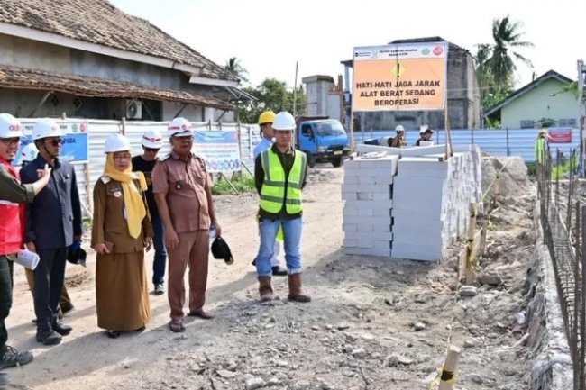 Anggota DPRD Lampung Selatan Tinjau Progres Pembangunan Kampung Nelayan Merah Putih di Ketapang, Kontraktor: Pertengahan Desember Proyek Selesai