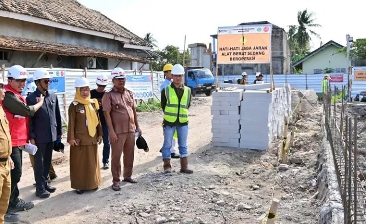 Anggota DPRD Lampung Selatan Tinjau Progres Pembangunan Kampung Nelayan Merah Putih di Ketapang, Kontraktor: Pertengahan Desember Proyek Selesai