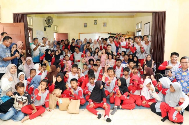 Hangat dan Penuh Empati, Bupati Egi Sambangi SLB Negeri Sidomulyo Bersama Tiga Putrinya