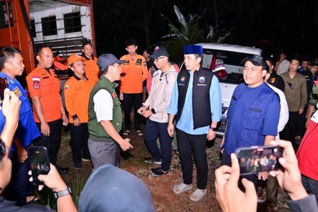 Respons Cepat Banjir Jati Agung, Bupati Egi Turun Malam Hari Cek Kondisi Warga