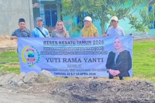 Ketua Komisi III DPRD Lampung Selatan Yuti Rama Yanti Tinjau Kerusakan Jalan Poros Palas, Desak Segera di Perbaiki